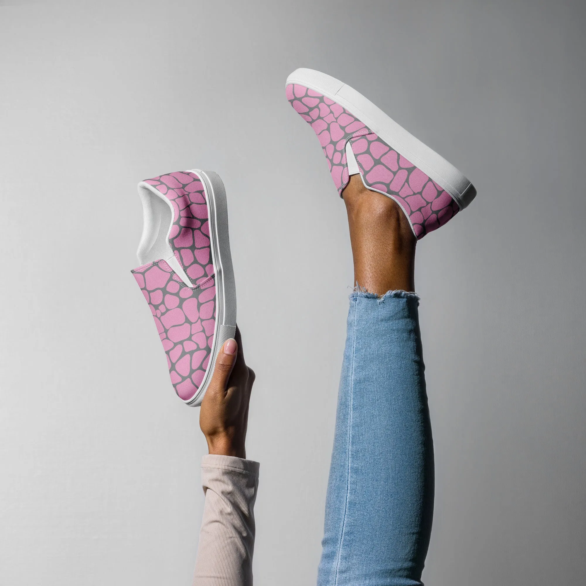 Pink & Gray Giraffe Print Women’s slip-on canvas shoes