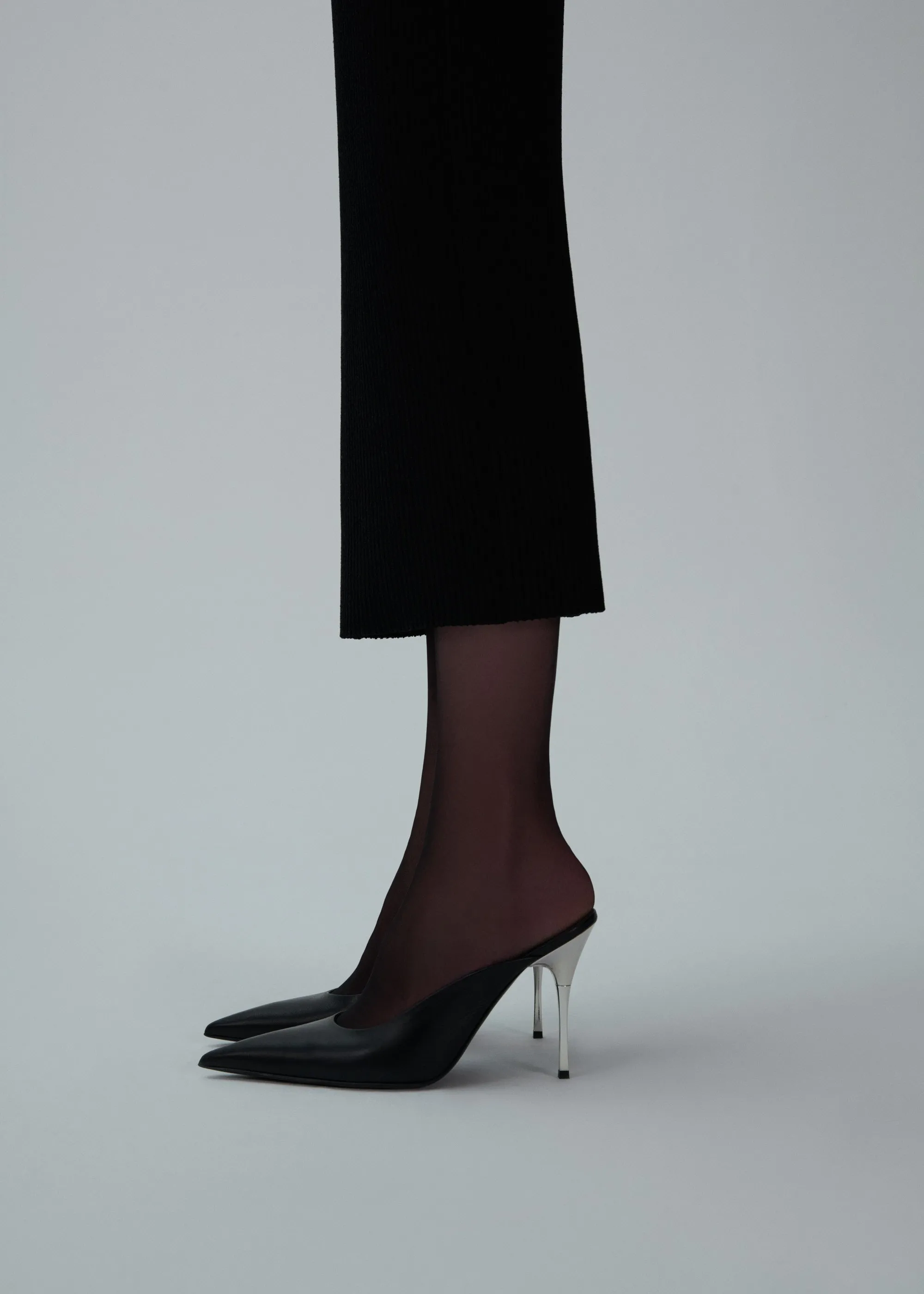 Pointed-toe mules in black leather