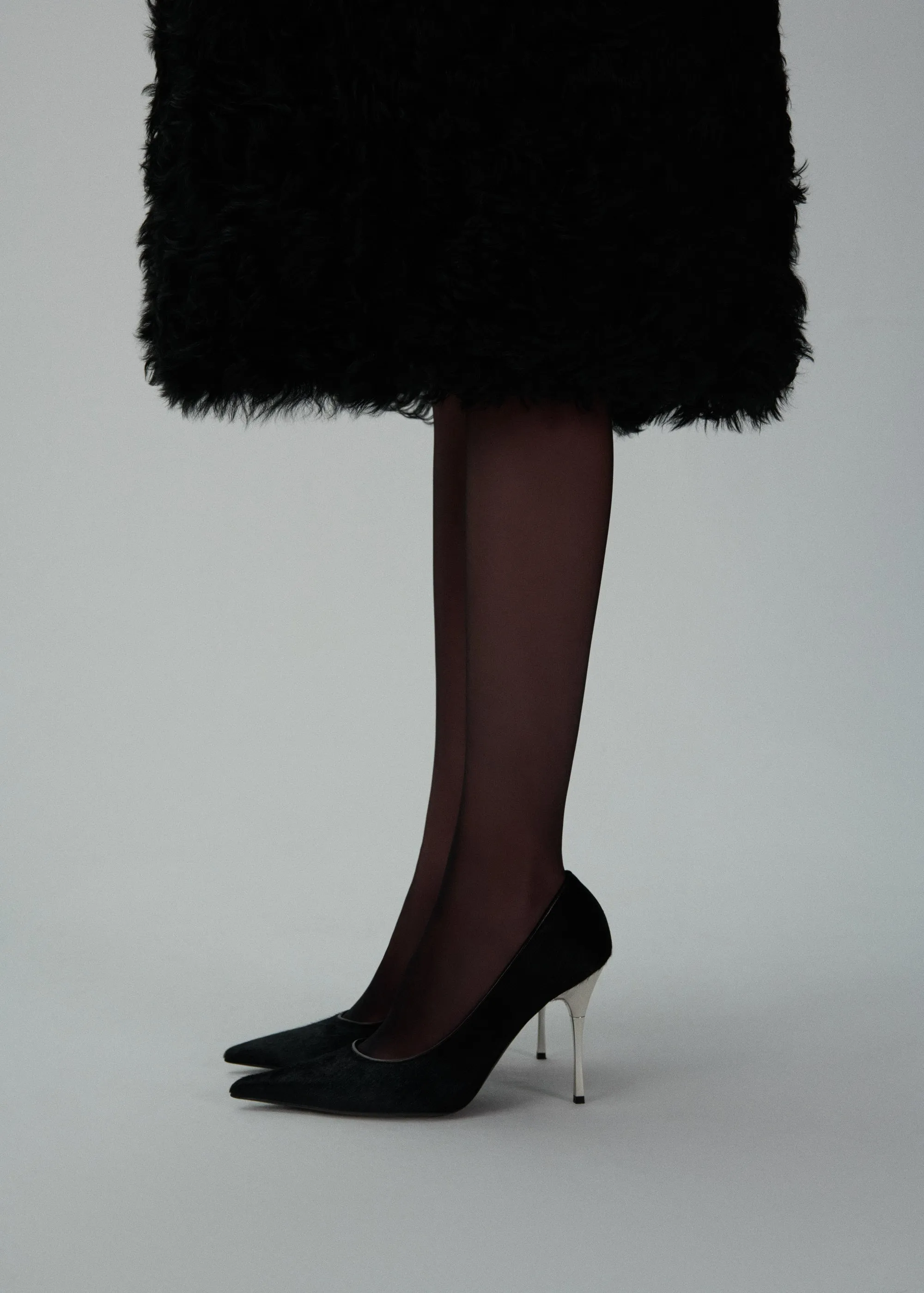 Pointed-toe pumps in black pony hair