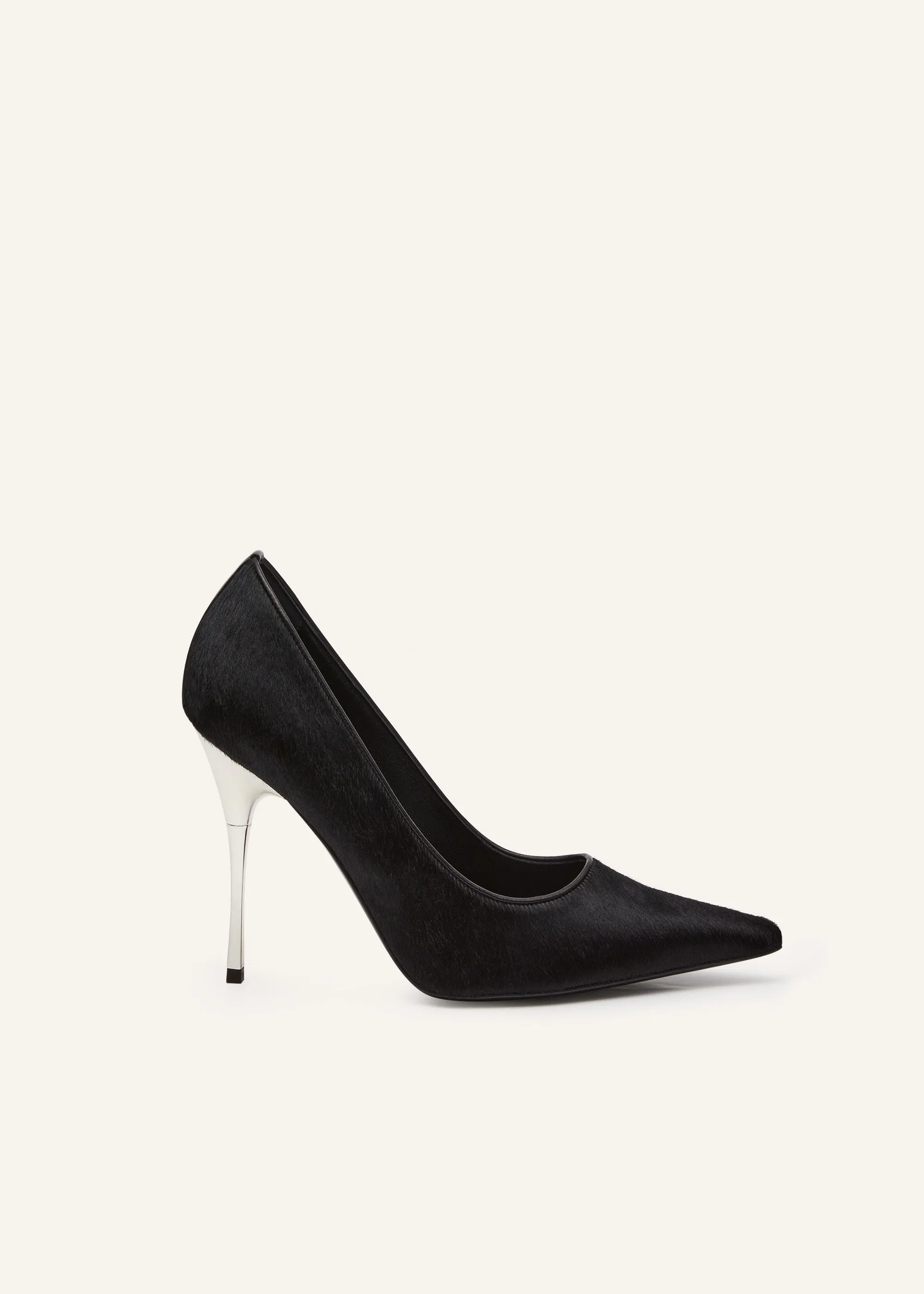 Pointed-toe pumps in black pony hair