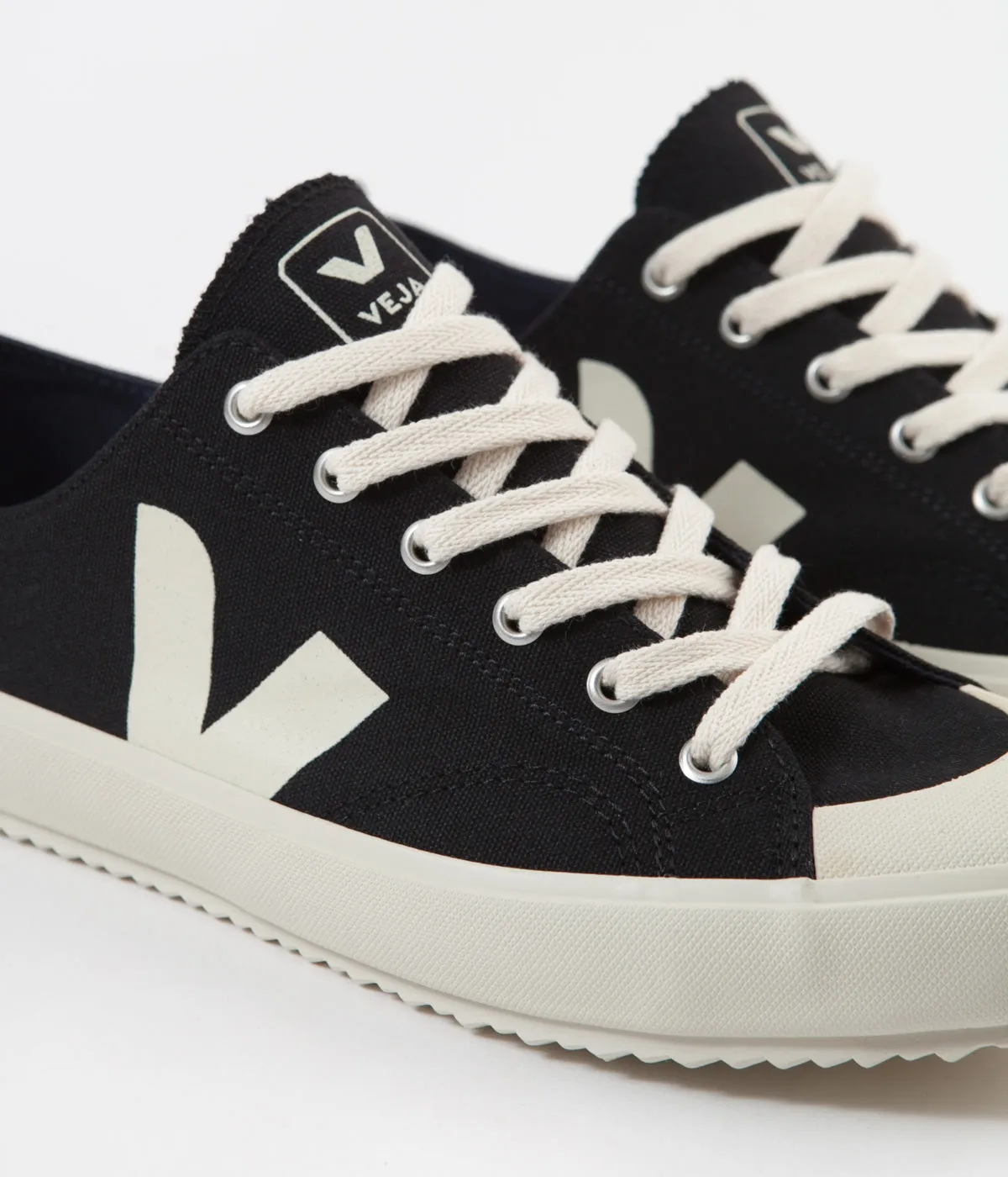 Veja Nova Canvas Shoes - Black / Pierre